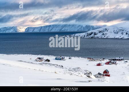 Fischerdorf Honningsvag mit Schnee bedeckt, umgeben vom eisigen Meer, Nordkapp, Troms Og Finnmark, Nordnorwegen, Skandinavien, Europa Stockfoto