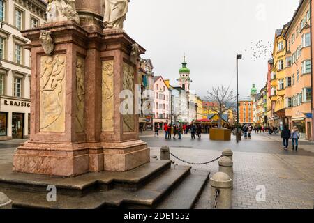 Menschen in der berühmten Einkaufsstraße Maria Theresien Straße zur Weihnachtszeit, Innsbruck, Tirol, Österreich, Europa Stockfoto