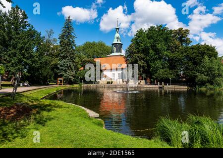 Teich vor der Michaelis-Kirche in Fallersleben, Wolfsburg, Niedersachsen, Deutschland, Europa Stockfoto