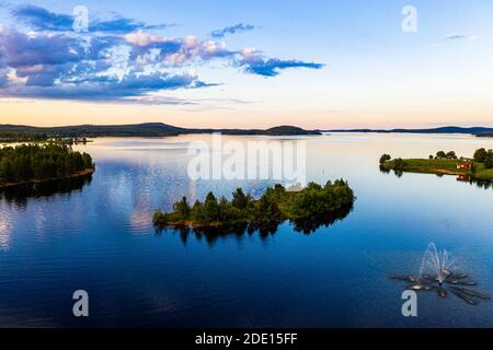 Wolken spiegeln sich bei Sonnenuntergang am Inari-See, Inari, Lappland, Nordfinnland, Europa Stockfoto