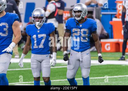 DETROIT, MI – NOVEMBER 26: Detroit Lions RB Adrian Peterson (28) und Detroit Lions WR Marvin Hall (17) kehren nach einem Spiel während des NFL-Spiels zwischen Houston Texans und Detroit Lions am 26. November 2020 im Ford Field in Detroit, MI, in die Huddle zurück (Foto: Allan Dranberg/Cal Sport Media) Stockfoto