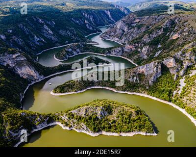 Uvac Fluss schlängelt sich durch die Berge, Uvac Special Nature Reserve, Serbien, Europa Stockfoto