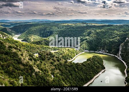 Uvac Fluss schlängelt sich durch die Berge, Uvac Special Nature Reserve, Serbien, Europa Stockfoto