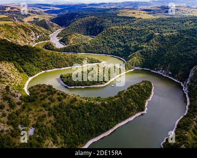 Uvac Fluss schlängelt sich durch die Berge, Uvac Special Nature Reserve, Serbien, Europa Stockfoto