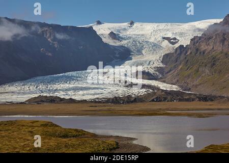 Ein spektakulärer Gletscher, der aus der Vatnajokull Eiskappe, Svinafellsjokull Gletscher, Skaftafell Nationalpark, Island, Polarregionen abfließt Stockfoto