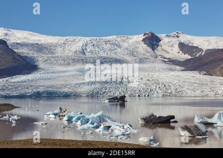 Ein Gletscher, der aus dem Vatnajokull-Eis, dem Fjallsjokull-Gletscher und der Fjallsarlon-Lagune fließt, in der Nähe von Jokulsarlon, Island, Polarregionen Stockfoto