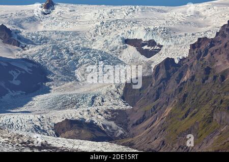Ein spektakulärer Gletscher, der aus der Vatnajokull Eiskappe, Svinafellsjokull Gletscher, Skaftafell Nationalpark, Island, Polarregionen abfließt Stockfoto