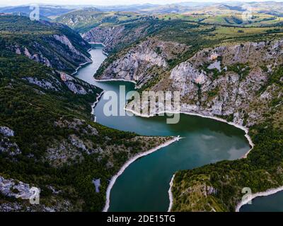 Uvac Fluss schlängelt sich durch die Berge, Uvac Special Nature Reserve, Serbien, Europa Stockfoto