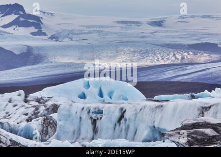 Ein sich zurückziehende Gletscher, der aus dem Vatnajokull-Eis fließt, im Skaftafell-Nationalpark, im Süden Islands, Polarregionen Stockfoto