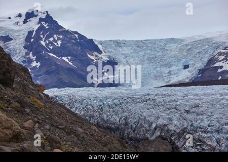 Ein sich zurückziehende Gletscher, der aus dem Vatnajokull-Eis fließt, im Skaftafell-Nationalpark, im Süden Islands, Polarregionen Stockfoto