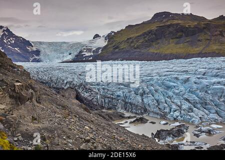 Ein sich zurückziehende Gletscher, der aus dem Vatnajokull-Eis fließt, im Skaftafell-Nationalpark, im Süden Islands, Polarregionen Stockfoto