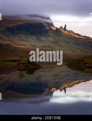 Loch Fada und der alte Mann von Storr, Isle of Skye, Innere Hebriden, Schottland, Vereinigtes Königreich, Europa Stockfoto