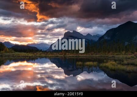 Sonnenaufgang auf den Vermillion Lakes mit Mount Rundle im Herbst, Banff National Park, UNESCO, Alberta, Kanadische Rockies, Kanada, Nordamerika Stockfoto