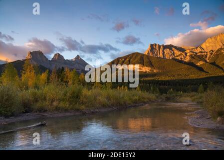 Sonnenaufgang im Herbst bei Three Sisters Peaks in der Nähe des Banff National Park, Canmore, Alberta, Canadian Rockies, Kanada, Nordamerika Stockfoto