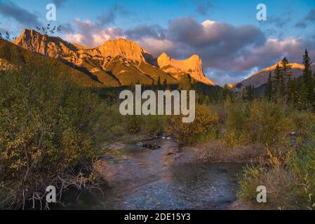 Sonnenaufgang und Alpenglow auf Mount Lawrence Grassi und Ha Ling Peak im Herbst, Canmore, Alberta, Kanadische Rockies, Kanada, Nordamerika Stockfoto