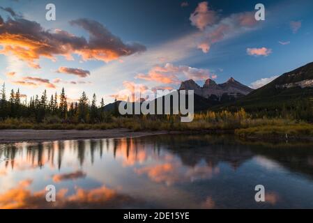 Sonnenaufgang im Herbst bei Three Sisters Peaks in der Nähe des Banff National Park, Canmore, Alberta, Canadian Rockies, Kanada, Nordamerika Stockfoto