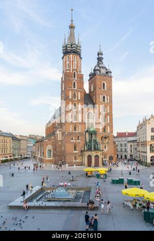 Straßenszene und St. Marys Basilika, UNESCO-Weltkulturerbe, Krakau, Polen, Europa Stockfoto