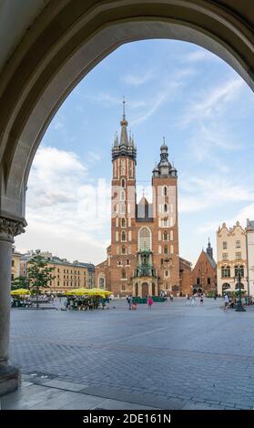 Straßenszene und St. Marys Basilika, UNESCO-Weltkulturerbe, Krakau, Polen, Europa Stockfoto