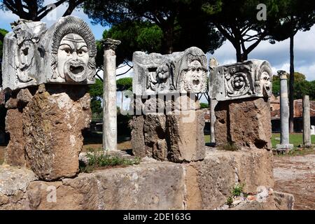 Traditionelle Theatermasken, Ostia Antica, Latium, Italien, Europa Stockfoto