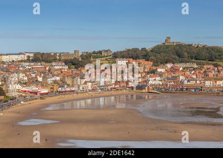 Blick auf South Bay und Scarborough, Scarborough, North Yorkshire, Yorkshire, England, Großbritannien, Europa Stockfoto