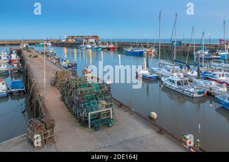 Blick auf die Hafenboote in Bridlington Harbour in der Abenddämmerung, Bridlington, East Yorkshire, England, Großbritannien, Europa Stockfoto