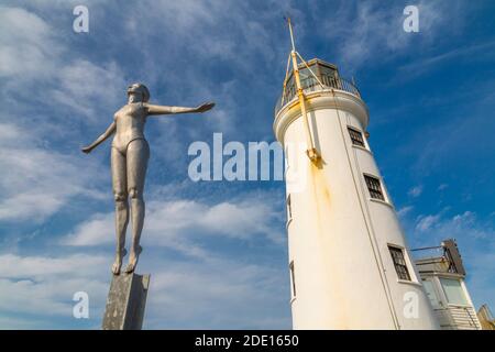 Blick auf den Leuchtturm im alten Hafen, Scarborough, North Yorkshire, Yorkshire, England, Großbritannien, Europa Stockfoto