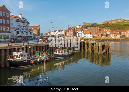 Blick auf St. Mary's Church, Häuser und Boote auf dem Fluss Esk, Whitby, Yorkshire, England, Großbritannien, Europa Stockfoto