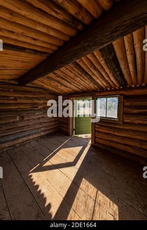 Homestead Cabin, einst ein Schulhaus, in Caroline Lockhart Historic Ranch Site in Bighorn Canyon National Recreation Area, in der Nähe von Lovell, Wyoming, USA Stockfoto