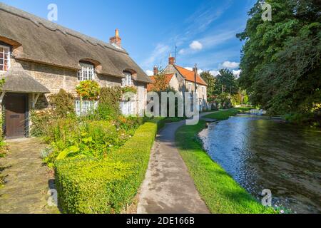 Blick auf das Flussufer Hütten und Thornton Beck, Thornton Dale, North Yorkshire, England, Großbritannien, Europa Stockfoto