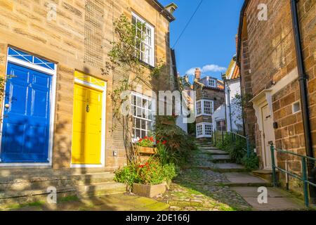 Blick auf die Häuser in der Öffnung und enge gepflasterte Gasse in Old Bay, Robin Hood's Bay, North Yorkshire, England, Großbritannien, Europa Stockfoto