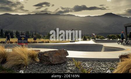 Panoramablick vom Skaterpark und Berghintergrund aus Neuseeland, Wanaka, 2019 Stockfoto