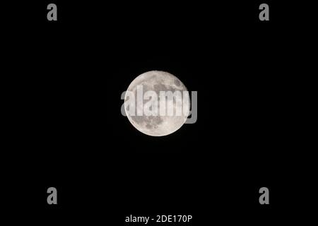 Vollmond auf dem Aufstieg über dem Bighorn Canyon National Recreation Area, in der Nähe von Lovell, Wyoming, USA Stockfoto