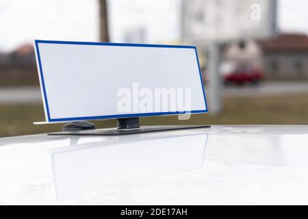 Weißes Zeichen Magnetisch auf dem Dach ein Auto Copyspace Stockfoto