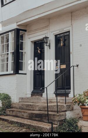 Rye, Großbritannien - 10. Oktober 2020: Eingang zum Haus mit zwei Vordertüren, ein fünfzehntes Jahrhundert Bed and Breakfast auf Mermaid Street in Rye, einer der BES Stockfoto