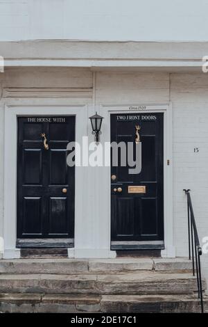 Rye, Großbritannien - 10. Oktober 2020: Eingang des Hauses mit zwei Vordertüren, ein fünfzehntes Jahrhundert Bed and Breakfast auf Mermaid Street in Rye, einer der BES Stockfoto