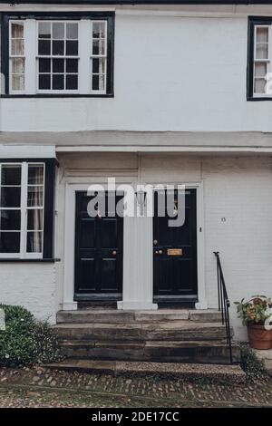 Rye, Großbritannien - 10. Oktober 2020: Fassade des Hauses mit zwei Vordertüren, ein fünfzehntes Jahrhundert Bed and Breakfast auf Mermaid Street in Rye, einer der besten Stockfoto