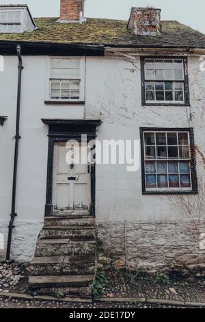 Rye, Großbritannien - 10. Oktober 2020: Fassade eines alten Hauses in Rye, einer der am besten erhaltenen mittelalterlichen Städte in East Sussex, England. Stockfoto