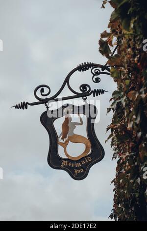 Rye, Großbritannien - 10. Oktober 2020: Blick in den Himmel des Schildes am Eingang des Mermaid Inn, einem historischen Hotel in Rye mit Kellern aus der Vergangenheit Stockfoto