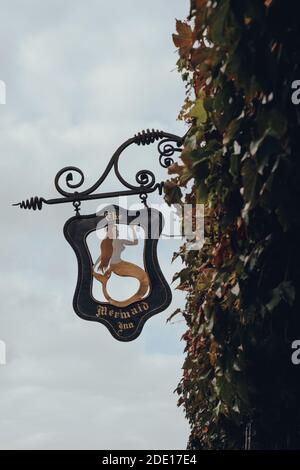 Rye, Großbritannien - 10. Oktober 2020: Blick in den Himmel des Schildes am Eingang des Mermaid Inn, einem historischen Hotel in Rye mit Kellern aus der Vergangenheit Stockfoto
