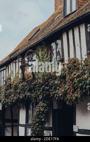 Rye, Großbritannien - 10. Oktober 2020: Schild am Eingang des Mermaid Inn, einem historischen Hotel in Rye mit Kellern aus dem Jahr 1156 und das Gebäude wieder aufgebaut Stockfoto