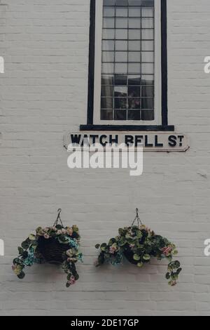 Straßenname Schild an einer Wand eines Gebäudes in Watch Bell Street Rye, East Sussex, Großbritannien. Stockfoto