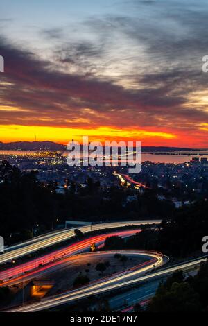 San Francisco Skyline bei Dämmerung von den Oakland Hills Stockfoto