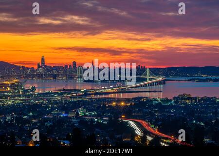 San Francisco Skyline bei Dämmerung von den Oakland Hills Stockfoto