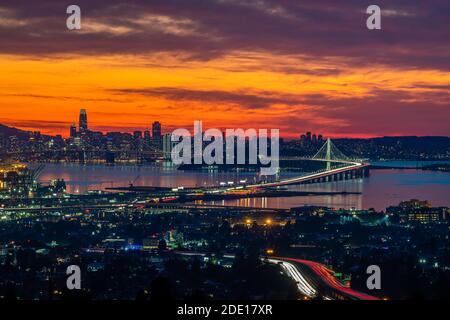 San Francisco Skyline bei Dämmerung von den Oakland Hills Stockfoto