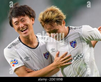 Doha, Katar. November 2020. Shuto ABE (R) vom FC Tokyo feiert sein Tor beim Gruppenfußballspiel der AFC Champions League zwischen dem Shanghai Shenhua FC und dem FC Tokyo in Doha, Katar, 27. November 2020. Quelle: Nikku/Xinhua/Alamy Live News Stockfoto
