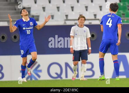 Doha, Katar. November 2020. Giovanni Moreno (L) vom Shanghai Shenhua FC feiert sein Tor beim Gruppenfußballspiel der AFC Champions League zwischen dem Shanghai Shenhua FC und dem FC Tokyo in Doha, Katar, 27. November 2020. Quelle: Nikku/Xinhua/Alamy Live News Stockfoto
