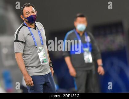 Doha, Katar. November 2020. Kenta Hasegawa (L), Chefcoach des FC Tokyo, Gesten während des Gruppenfußballspiels der AFC Champions League zwischen dem Shanghai Shenhua FC und dem FC Tokyo in Doha, Katar, 27. November 2020. Quelle: Nikku/Xinhua/Alamy Live News Stockfoto