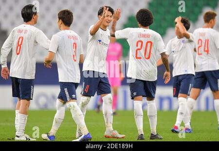 Doha, Katar. November 2020. FC Tokyo Spieler feiern nach dem Gewinn des Gruppe F Fußballspiels der AFC Champions League zwischen Shanghai Shenhua FC und FC Tokyo in Doha, Katar, 27. November 2020. Quelle: Nikku/Xinhua/Alamy Live News Stockfoto