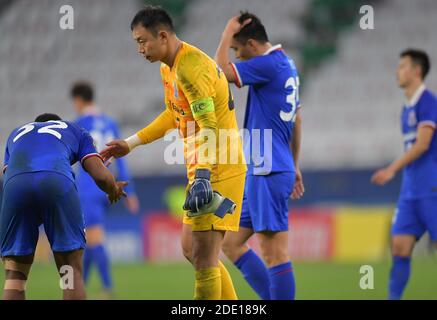 Doha, Katar. November 2020. Die Spieler des Shanghai Shenhua FC reagieren, nachdem sie das Gruppenfußballspiel der AFC Champions League zwischen dem Shanghai Shenhua FC und dem FC Tokyo in Doha, Katar, 27. November 2020 verloren haben. Quelle: Nikku/Xinhua/Alamy Live News Stockfoto