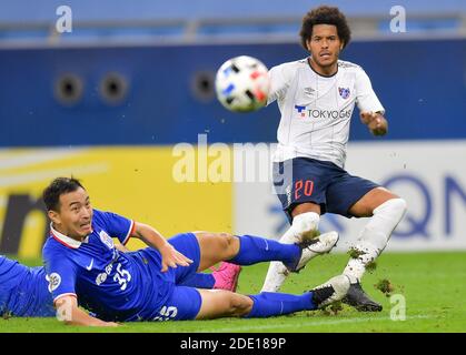 Doha, Katar. November 2020. Feng Xiaoting (L) vom Shanghai Shenhua FC spielt mit Leandro vom FC Tokyo während des Gruppenfußballspiels der AFC Champions League zwischen dem Shanghai Shenhua FC und dem FC Tokyo in Doha, Katar, 27. November 2020. Quelle: Nikku/Xinhua/Alamy Live News Stockfoto